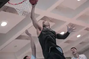 关于加时末段体能课后，辽宁本钢更衣室发声备战CBA常规赛，球迷炸锅，赛程密集仍需轮换的信息